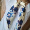 4219f38a-4598-4901-9e8e-7a1719fbbd77 Petit foulard soie blanc à fleurs bleues