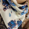petit-foulard-blanc-à-fleurs-bleues
