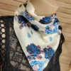 petit-foulard-blanc-à-fleurs-bleues