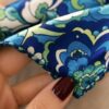 Foulard en soie imprimé motif bleu 60 x 60 cm