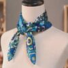 Foulard en soie imprimé motif bleu 60 x 60 cm