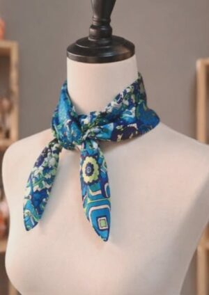 Foulard en soie imprimé motif bleu 60 x 60 cm