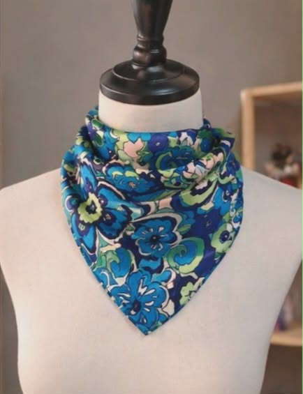 Foulard en soie imprimé motif bleu 60 x 60 cm