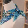 Foulard en soie imprimé motif bleu 60 x 60 cm