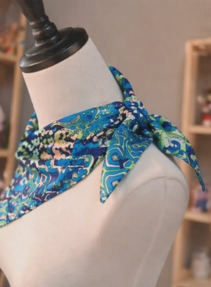 Foulard en soie imprimé motif bleu 60 x 60 cm