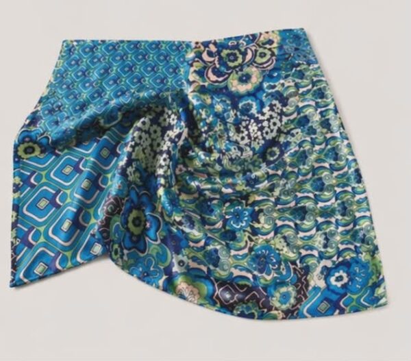 Foulard en soie imprimé motif bleu 60 x 60 cm
