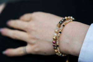 Bracelet Gabriana – Ensemble d’éclats dorés & pierres contrastées