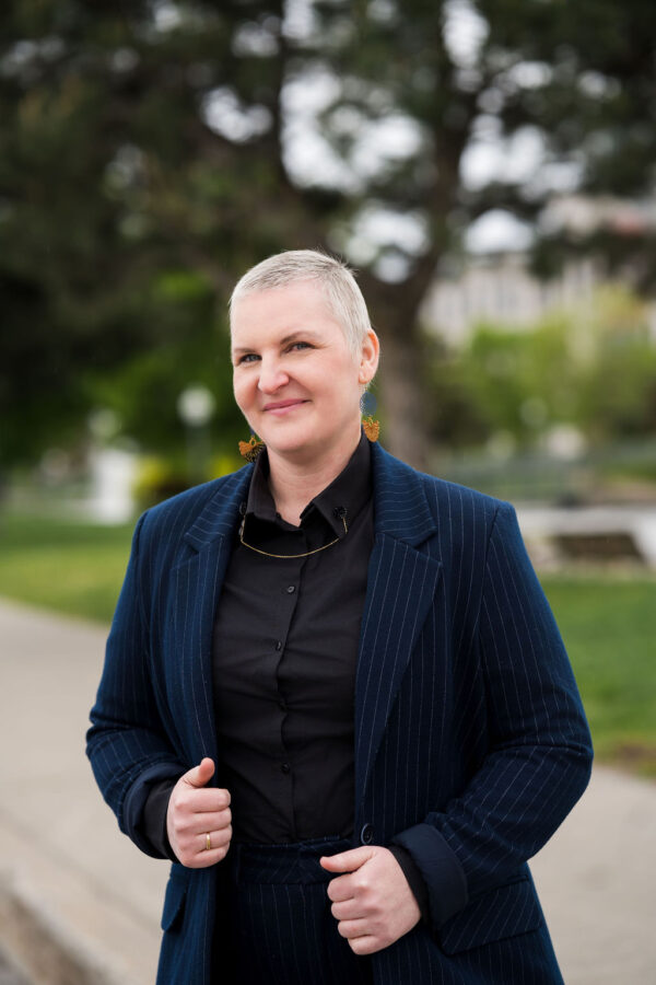 Broche de col noire & feuille dorée – Chaîne dorée délicate