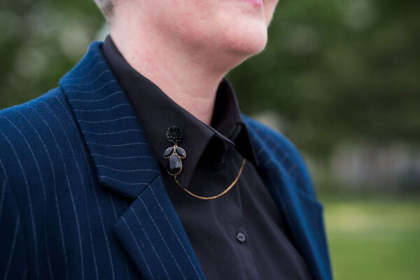 Broche de col noire & feuille dorée – Chaîne dorée délicate