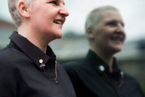 Broche de col camée & chaînes entrelacées