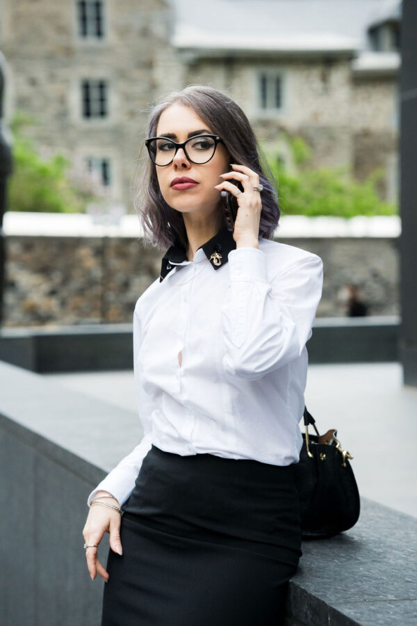 Broche de col noire & feuille dorée – Chaîne dorée délicate