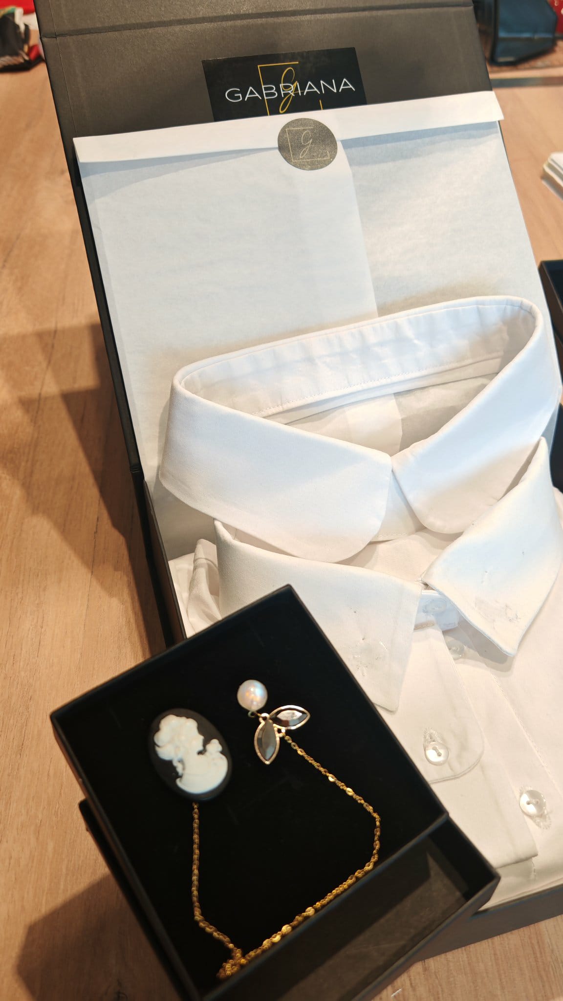 Coffret « L’Envoutante » Chemisier blanc, 2 cols & bijou chaine de col – Image 2