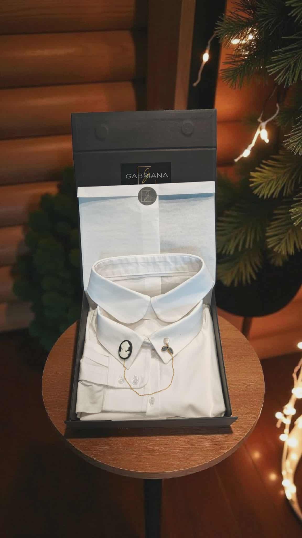 Coffret « L’Envoutante » Chemisier blanc, 2 cols & bijou chaine de col