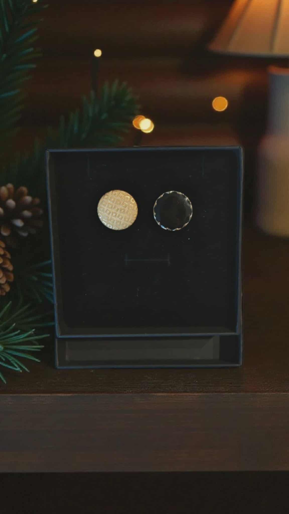 Coffret « L’Élégante » Chemisier noir, 2 cols & bijou de col – Image 3