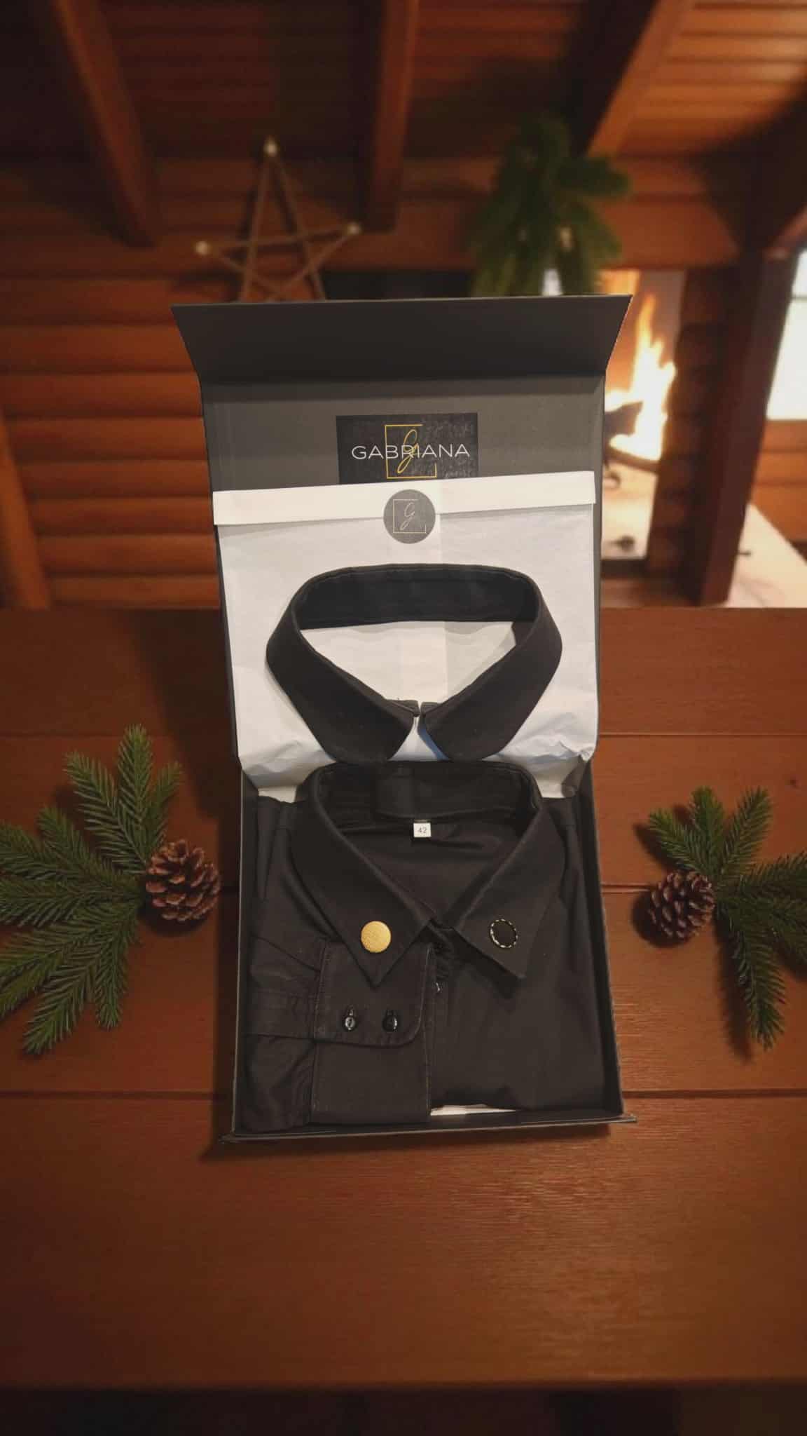 Coffret « L’Élégante » Chemisier noir, 2 cols & bijou de col