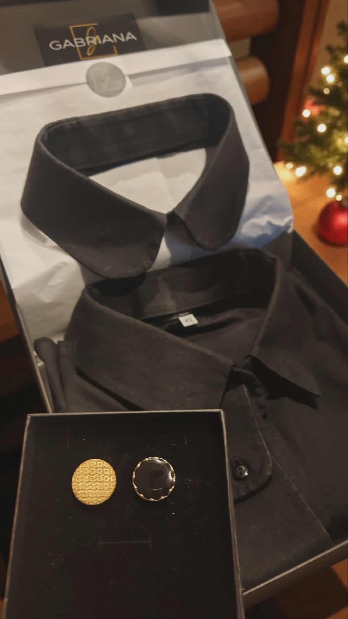 Coffret « L’Élégante » Chemisier noir, 2 cols & bijou de col – Image 2