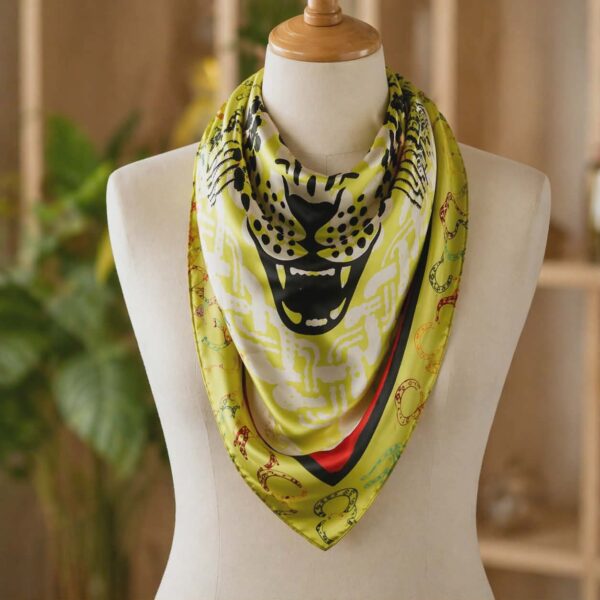 Foulard en soie GABRIANA Panthère solaire, grand format 87 x 87 cm