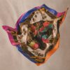 Grand foulard en soie imprimé motif ornemental multicolore, 87 x 87 cm