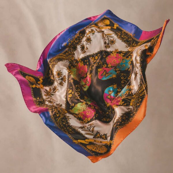 Grand foulard en soie imprimé motif ornemental multicolore, 87 x 87 cm