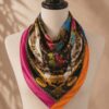 Grand foulard en soie imprimé motif ornemental multicolore, 87 x 87 cm