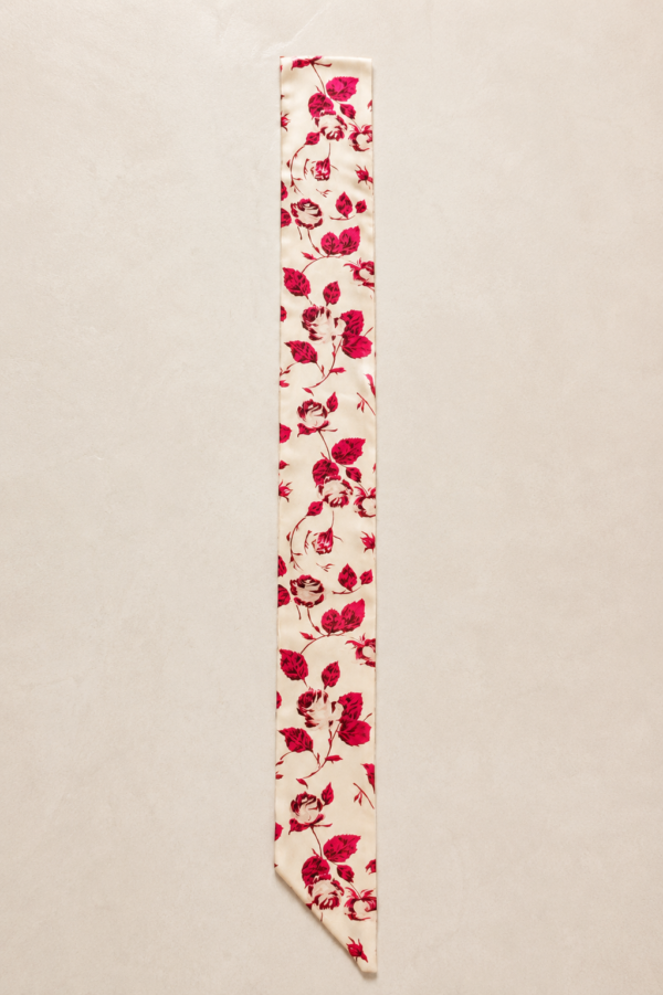 ChatGPT Image 17 mai 2026, 21_10_56 Vellina en soie Roses fuchsia, format 87 x 8 cm